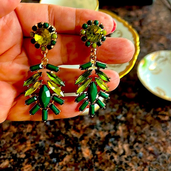 🟢Beautiful DropEarringsEmerald Like-crystals&OpaqueGold Plated Tarnish&lead free - Picture 4 of 7